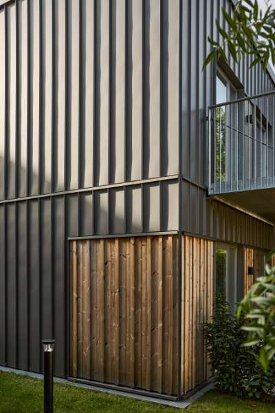 Stahlprofile und Holz elegant kombiniert an der Fassade moderner Wohnhäuser in Aalborg, Badehusvej 1, 9000 Aalborg